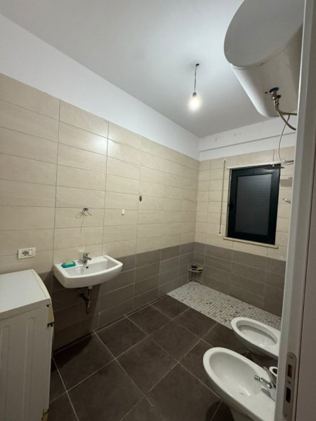 Tirane, jepet me qera apartament 2+1 Kati 2, 108 m² 550 € (Rruga Nexho Konomi)