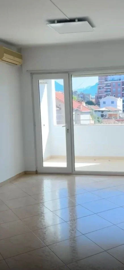 Tirane, jepet me qera apartament 3+1+Ballkon Kati 2, 128 m² 500 € (SIRI KODRA)