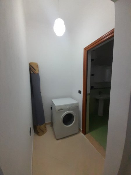 Banesë me Qera 2+1, Mobiluar, 450 € Pranë Shkollës Bashkuar, tek Rruga Dibrës -Tiranë