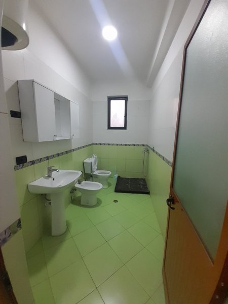 Banesë me Qera 2+1, Mobiluar, 450 € Pranë Shkollës Bashkuar, tek Rruga Dibrës -Tiranë