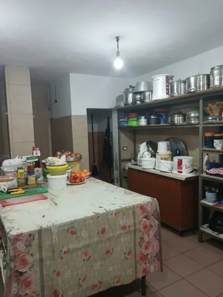 Tirane, jepet me qera dyqan Kati 0, 200 m² 1.000 € (Babrru)
