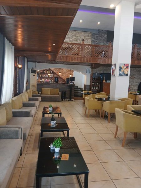 Tirane, jepet me qera dyqan Kati 0, 200 m² 1.000 € (Babrru)