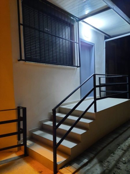 Tirane, jepet me qera apartament Kati 1, 40 m² 300 € (RRUGA E KAVAJES)