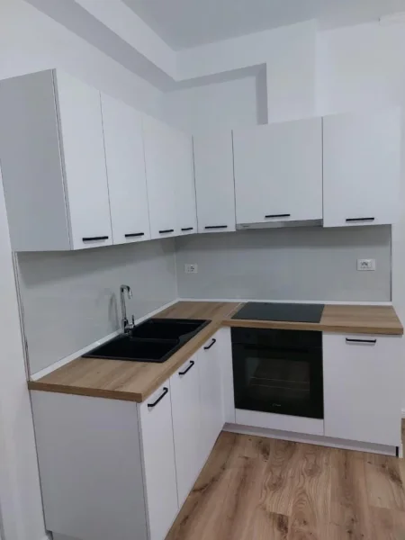 Vlore, jepet me qera apartament 1+1 , 65 m² 450 € (prane Magjia by Enrik Rrapaj)