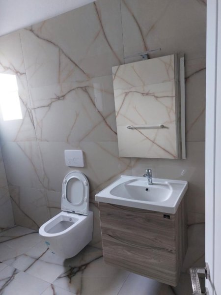 Vlore, jepet me qera apartament 1+1 , 65 m² 450 € (prane Magjia by Enrik Rrapaj)