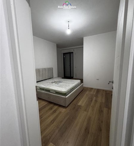 Tirane, jepet me qera apartament 1+1 Kati 4, 470 € (Rruga 5 Maj)