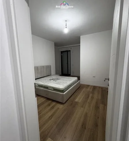 Tirane, jepet me qera apartament 1+1 Kati 4, 470 € (Rruga 5 Maj)
