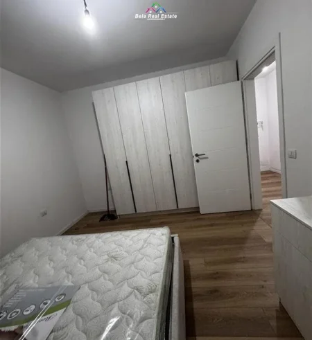 Tirane, jepet me qera apartament 1+1 Kati 4, 470 € (Rruga 5 Maj)