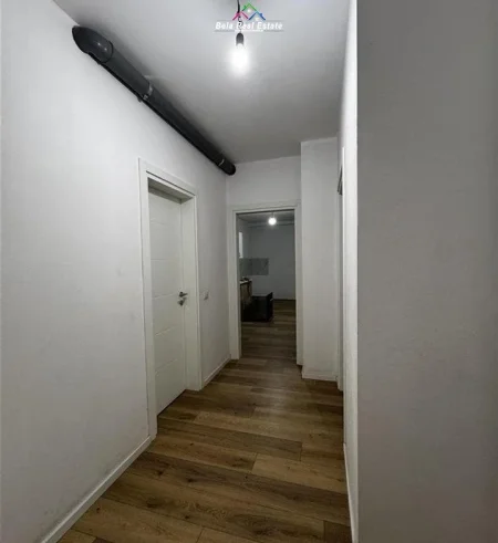 Tirane, jepet me qera apartament 1+1 Kati 4, 470 € (Rruga 5 Maj)