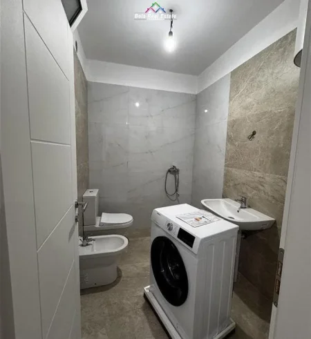 Tirane, jepet me qera apartament 1+1 Kati 4, 470 € (Rruga 5 Maj)