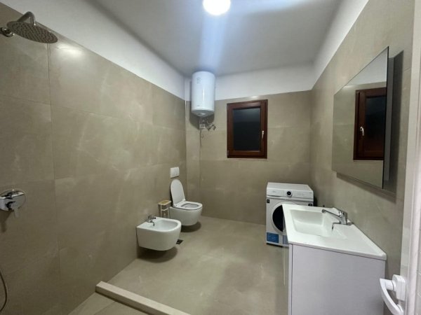 Tirane, jepet me qera apartament 1+1 Kati 2, 120 m² 500 € (Rruga Ramazan Begu)