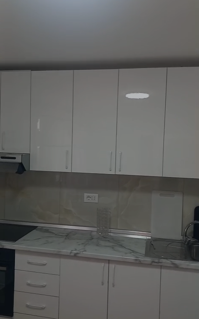 Tirane, jepet me qera apartament 1+1 Kati 1, 70 m² 550 € (RRUGA E BARRIKADAVE)