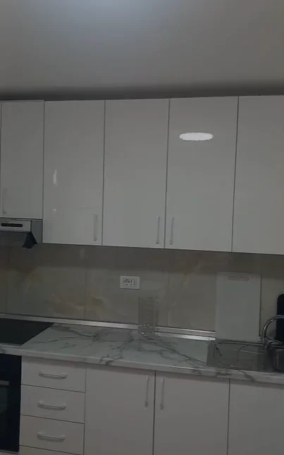 Tirane, jepet me qera apartament 1+1 Kati 1, 70 m² 550 € (RRUGA E BARRIKADAVE)