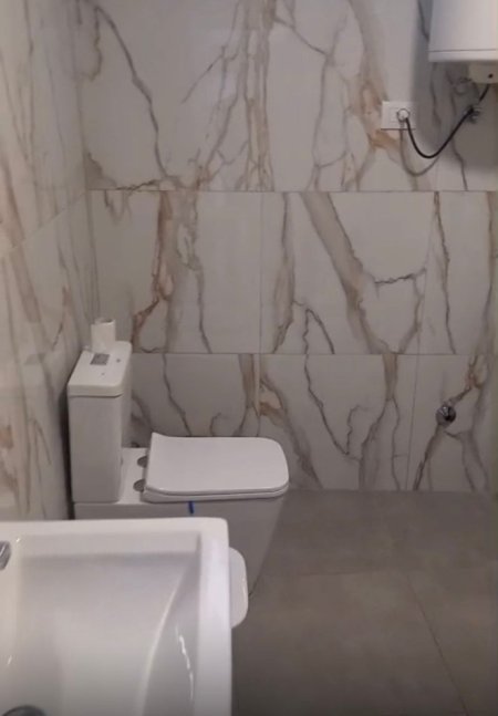 Tirane, jepet me qera apartament 1+1 Kati 1, 70 m² 550 € (RRUGA E BARRIKADAVE)