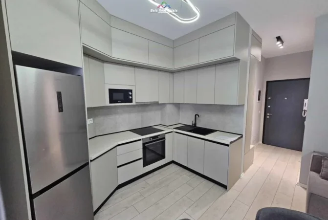 Tirane, jepet me qera apartament 1+1+Ballkon Kati 3, 70 m² 590 € (fusha e aviacionit)