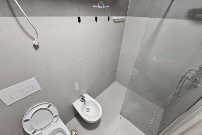 Tirane, jepet me qera apartament 1+1+Ballkon Kati 3, 70 m² 590 € (fusha e aviacionit)