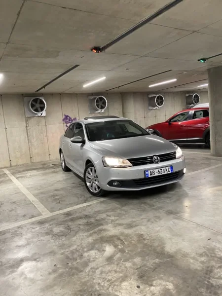 Tirane, shitet makine Volkswagen jetta Nafte, gri e erret automatik Klima 190.000 km 6.600 €