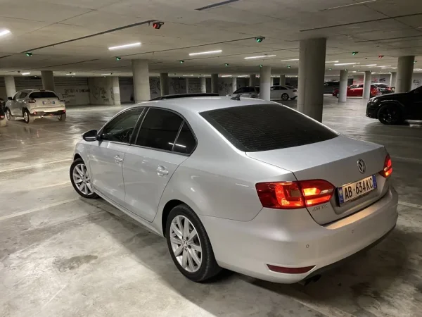 Tirane, shitet makine Volkswagen jetta Nafte, gri e erret automatik Klima 190.000 km 6.600 €