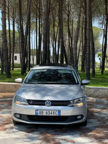 Tirane, shitet makine Volkswagen jetta Nafte, gri e erret automatik Klima 190.000 km 6.600 €
