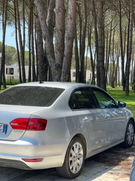 Tirane, shitet makine Volkswagen jetta Nafte, gri e erret automatik Klima 190.000 km 6.600 €