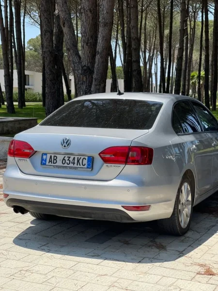 Tirane, shitet makine Volkswagen jetta Nafte, gri e erret automatik Klima 190.000 km 6.600 €