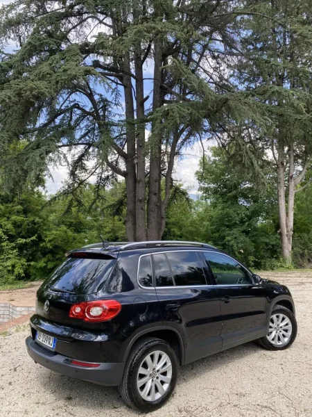Tirane, shitet makine Volkswagen Tiguan 2.0 2011 Nafte, e zeze automatik Klima 160.000 km 8.600 €