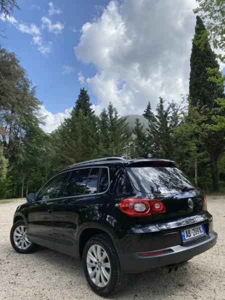 Tirane, shitet makine Volkswagen Tiguan 2.0 2011 Nafte, e zeze automatik Klima 160.000 km 8.600 €