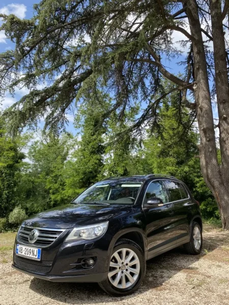 Tirane, shitet makine Volkswagen Tiguan 2.0 2011 Nafte, e zeze automatik Klima 160.000 km 8.600 €