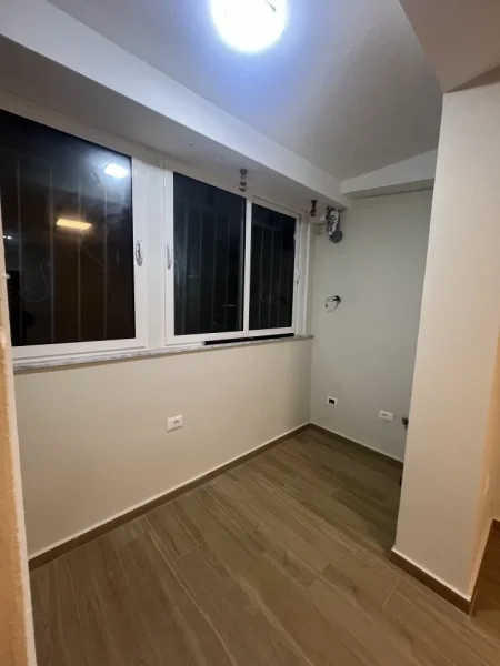 Tirane, jepet me qera apartament 1+1 Kati 0, 50 m² 600 € 