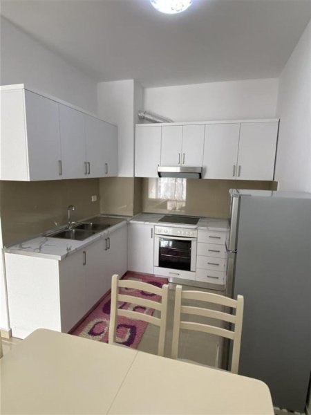 Tirane, jepet me qera apartament 1+1 Kati 8, 72 m² 400 € (astir)