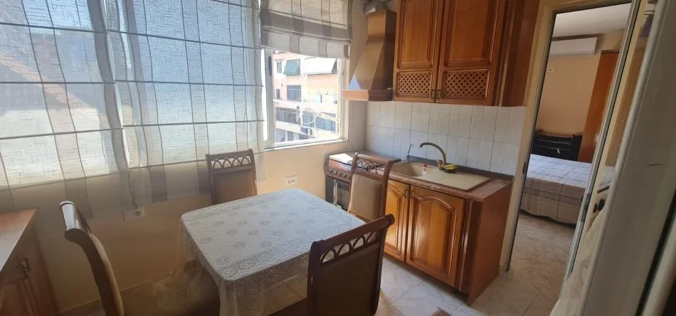Tirane, jepet me qera apartament 3+1 Kati 2, 100 m² 500 € (dritan hoxha)