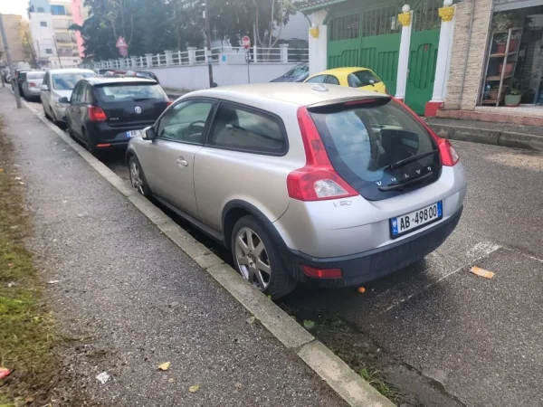Tirane, shes makine Volvo C30 Nafte, gri e erret automatik Kondicioner 162.469 km 3.500 E €
