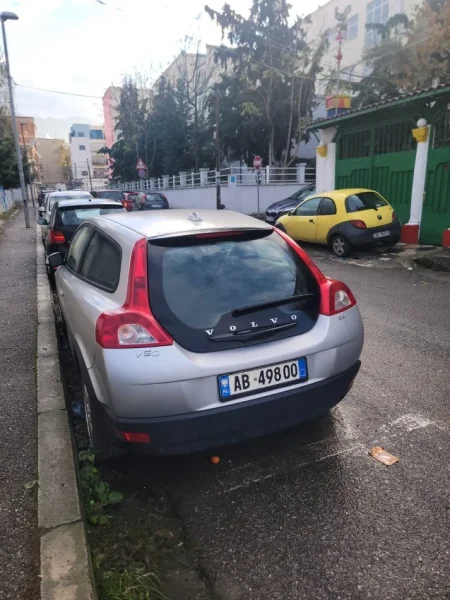 Tirane, shes makine Volvo C30 Nafte, gri e erret automatik Kondicioner 162.469 km 3.500 E €