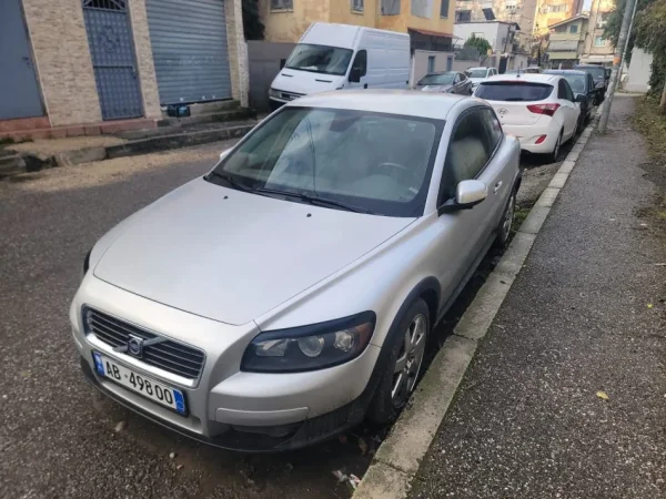 Tirane, shes makine Volvo C30 Nafte, gri e erret automatik Kondicioner 162.469 km 3.500 E €