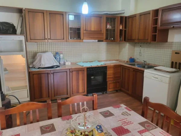 Tirane, shitet apartament 2+1+Ballkon Kati 4, 108 m² 130.000 € (Rruga Muhamed Deliu)