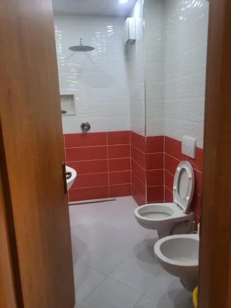 Tirane, shitet apartament 2+1+Ballkon Kati 4, 108 m² 130.000 € (Rruga Muhamed Deliu)