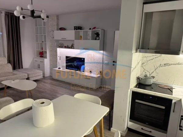 Tirane, jepet me qera apartament 2+1+Ballkon Kati 2, 80 m² 800 € (Stacioni i Trenit)