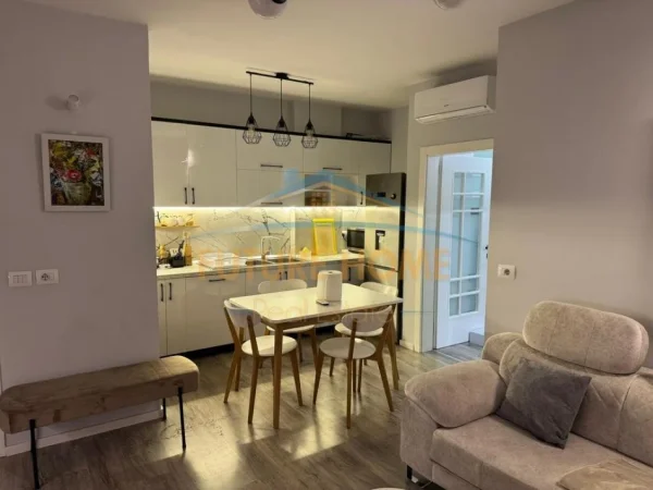 Tirane, jepet me qera apartament 2+1+Ballkon Kati 2, 80 m² 800 € (Stacioni i Trenit)
