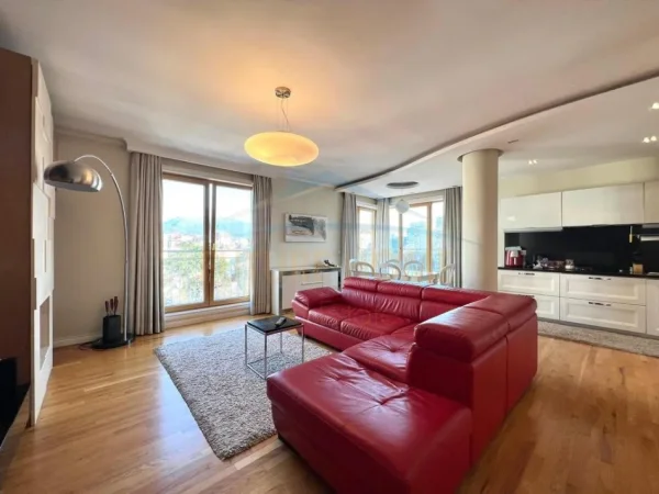 Tirane, jepet me qera apartament 2+1+Ballkon Kati 7, 123 m² 1600 € (Blloku, prane Saltit)