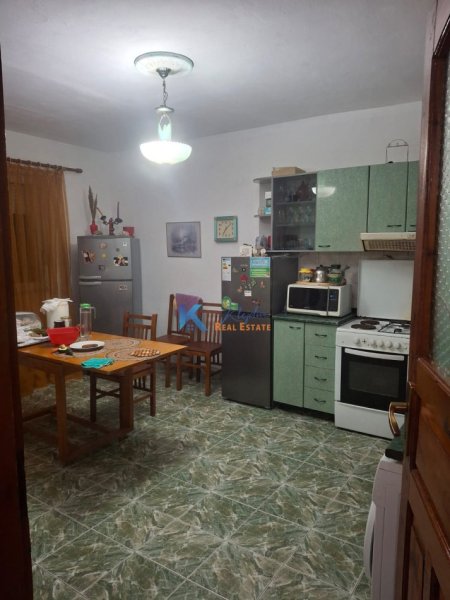 Tirane, shitet shtepi 2+1+Ballkon Kati 1, 209 m² (Afër Kodrës së Priftit)