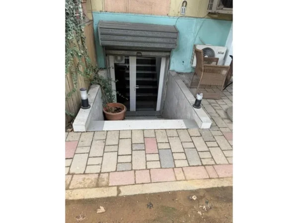 Tirane, jepet me qera ambjent biznesi , 500 € (Shallvare)