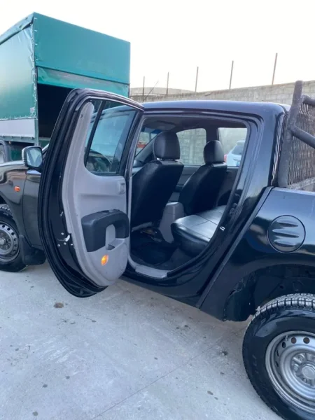 Tirane, shes Pick-Up Mitsubishi L200 Nafte, e zeze manuale Kondicioner 300.000 km OKAZION