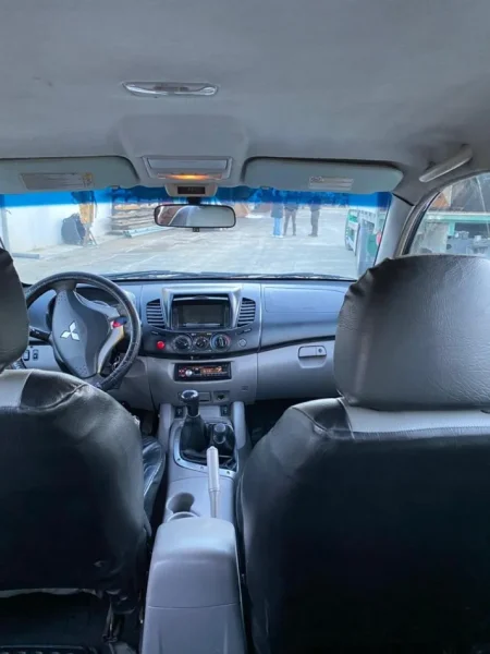 Tirane, shes Pick-Up Mitsubishi L200 Nafte, e zeze manuale Kondicioner 300.000 km OKAZION