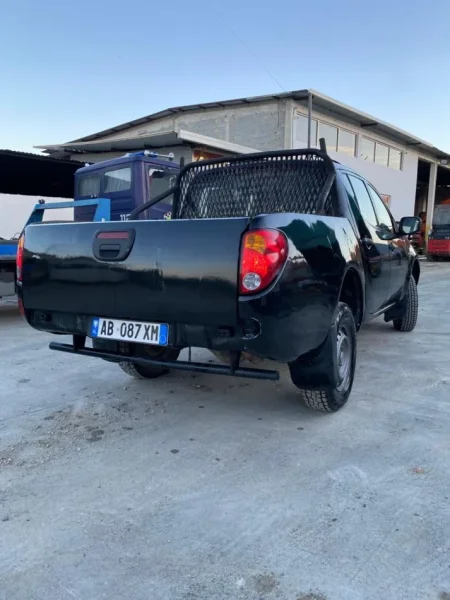 Tirane, shes Pick-Up Mitsubishi L200 Nafte, e zeze manuale Kondicioner 300.000 km OKAZION