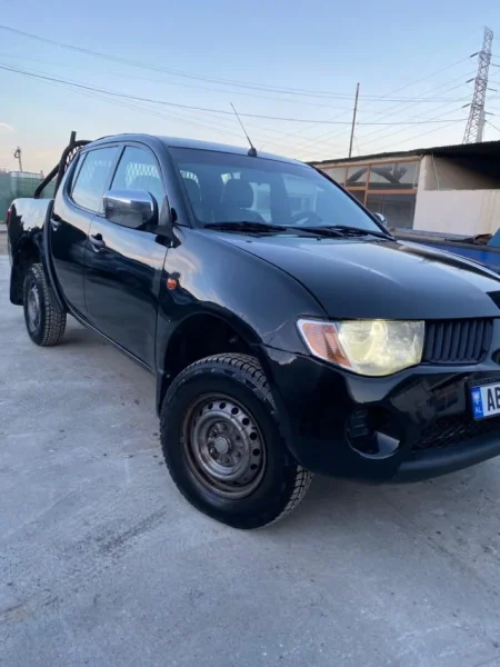 Tirane, shes Pick-Up Mitsubishi L200 Nafte, e zeze manuale Kondicioner 300.000 km OKAZION