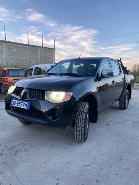 Tirane, shes Pick-Up Mitsubishi L200 Nafte, e zeze manuale Kondicioner 300.000 km OKAZION