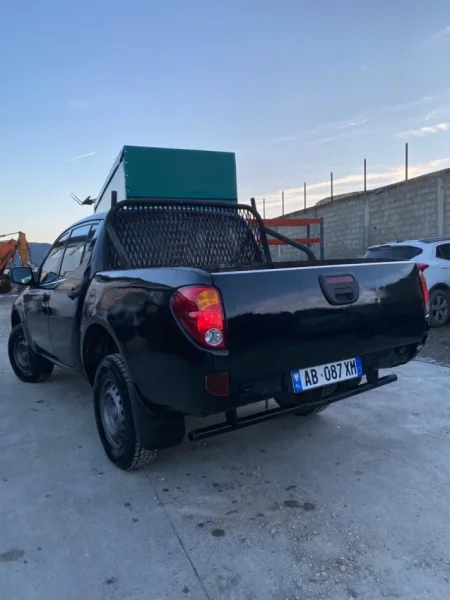Tirane, shes Pick-Up Mitsubishi L200 Nafte, e zeze manuale Kondicioner 300.000 km OKAZION