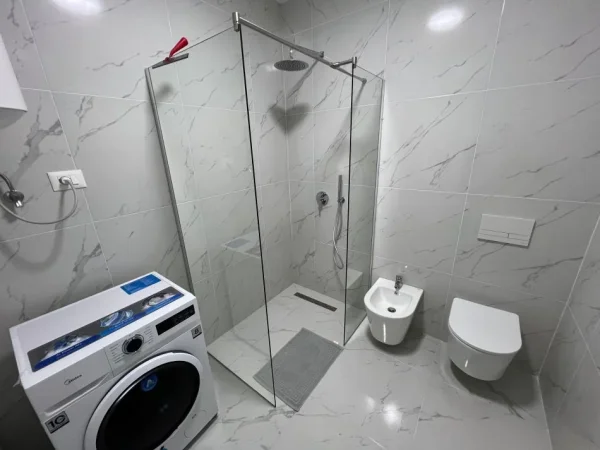 Tirane, jepet me qera apartament 1+1 Kati 5, 57 m² 600 € (Rruga Jordan Misja)