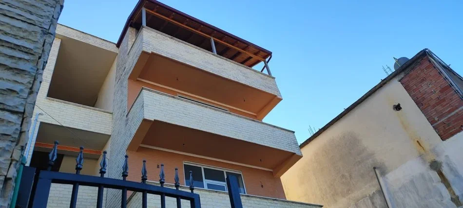 Shitet godinë rezidenciale 4-katëshe në një nga zonat më të kërkuara të Tiranës, Vilat Gjermane – Depo e Ujit