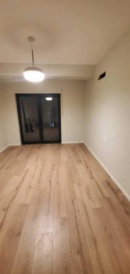 Tirane, jepet me qera apartament 1+1 Kati 1, 81 m² 650 € 